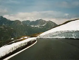 Wegdeel aan Italiaanse zijde vlak voor de pashoogte