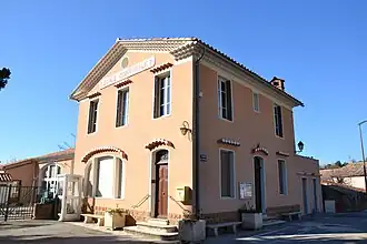 Gemeentehuis en school