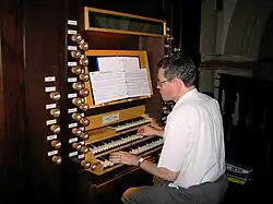 Pierre Thimus bespeelt het orgel