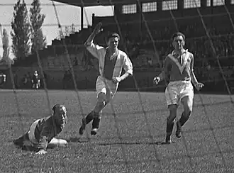 Piet Burgers (in het midden) in mei 1955