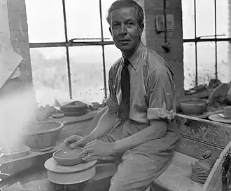 Pieter Groeneveldt  in zijn aardewerkfabriek (1946)