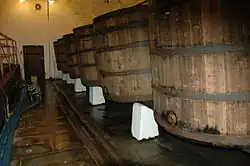 Een van de gangen in de kelder