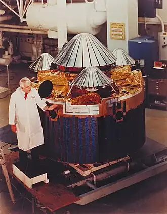 Inspectie van de Pioneer Venus 2 door missieleider Charles Hall, december 1976