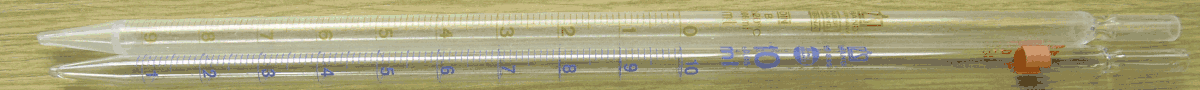 Twee verdeelpipetten van 10 ml, maar met tegengestelde maataanduiding. Bij de onderste leest men af hoeveel men opzuigt, bij de bovenste zuigt men de pipet eerst helemaal vol (tot 0) en leest men vervolgens af hoeveel wordt afgegoten (vaak gebruikt bij viskeuze, d.w.z. dikkere, vloeistoffen).