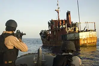 Amerikaanse soldaten benaderen een van piraterij verdachte Somalische boot om te doorzoeken (foto: mei 2009).