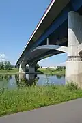 De verkeersbrug over de Elbe (Sachsenbrücke, voltooid in 1999) bij Pirna, in de westelijke rondweg om de stad