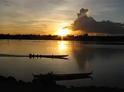 Boten op de rivier bij zonsopkonst
