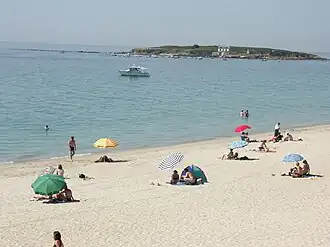 Strand van Tahiti-Raguénez, op de achtergrond het Île Raguenez