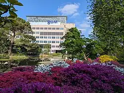 Bloemen in plantentuin met GUM op achtergrond