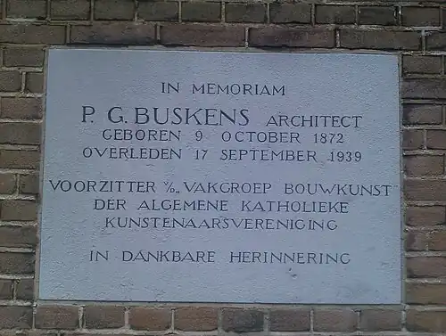 Plaque 'in memoriam' van architect Piet (P. G.) Buskens op de HH. Laurentius- en Elisabethkathedraal in Rotterdam (overlijdensdatum is helaas fout vermeld: moet 19 september 1939 zijn)