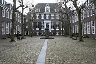 De binnenplaats van de Platanenhof, gezien richting de Elandsstraat