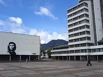 Het plein Plaza Francisco de Paula Santander op de campus met een portret van Che Guevara