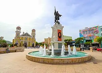 Het plein Plaza Colón met de kathedraal Nuestra Señora de la Candelaria in Maygüez