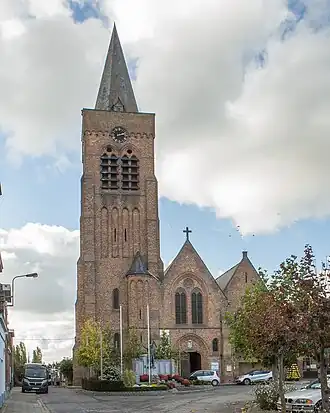 Kerk en toegang tot kerkhof.