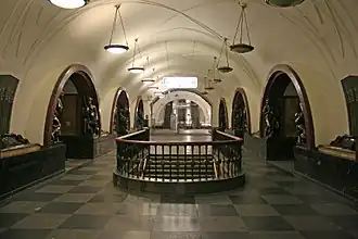 De middenhal met de trap naar lijn 2