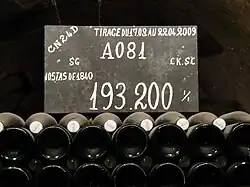 Bord dat aangeeft dat dit gedeelte 193.200 flessen bevat die tussen 17 maart en 22 april 2009 zijn gevuld ("tirage") voor een tweede gisting op fles.