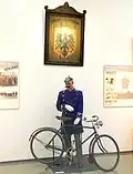 Politiemuseum: "Schupo" (straatagent) met een  Pickelhaube op, bij zijn dienstfiets