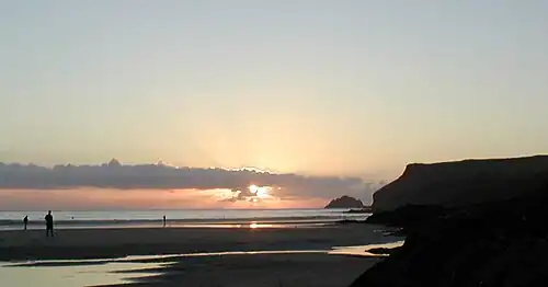 Puffin Island en Pentire Point bij zonsondergang.