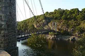 Hangbrug over de Tardes tussen Évaux-les-Bains en Budelière