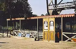 bedieningscabine en zitbanken op de gondel