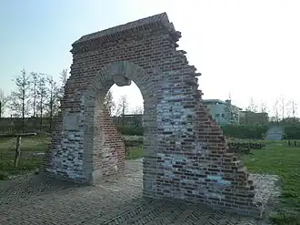 Poort opgetrokken uit originele stenen van het klooster