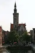 Zicht van over de Spiegelrei op het Jan van Eyckplein.Uit de opening linksonder in de kaaimuur loopt de overwelfde Kraanrei in de Spiegelrei.