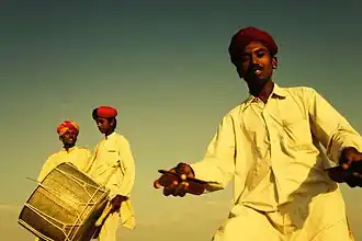 man rechts met een kartaal in de hand