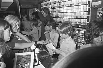 De Poppys delen handtekeningen uit in Willy Alberti's platenzaak in Amsterdam (1972)