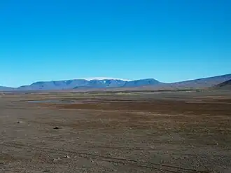 De Þórisjökull achter de Litla- en Stóra-Björnsfell bergen, met rechts de flauwe helling van de Skjaldbreiður.