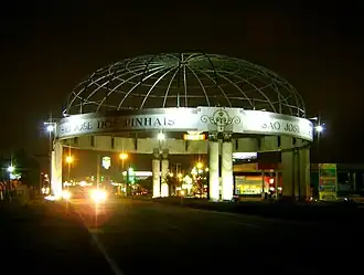 De welkomstpoort van São José dos Pinhais bij nacht