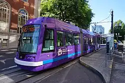 Een 3-delige lagevloertram in Portland