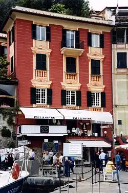 Een classicistische gevel aan het plein.