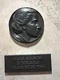 Portretmedaille van Horáková in het trappenhuis van het Nieuwe Gemeentehuis te Praag