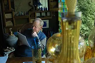 Louis le Roy in zijn studeerkamer met glasverzameling