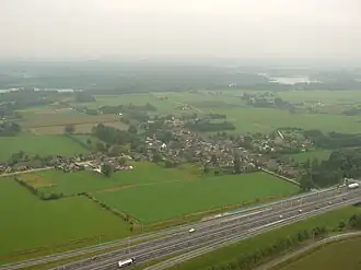Posterenk gezien vanuit het noordoosten, over de A1. Op de achtergrond de recreatieplas Bussloo.