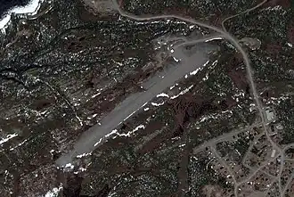 Satellietbeeld van Postville Airport en een deel van het dorp