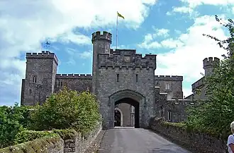Powderham Castle met het 19e-eeuwse poorthuis