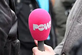 De Pownedmicrofoon met de karakteristieke roze plopkap