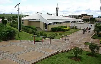 Het centrale plein met de katholieke kerkNossa Senhora Abadia in Icém