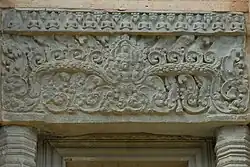 Latei met een reliëf met Vishnu op Garoeda