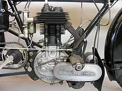 Deze Precision 500 cc zijklepmotor uit 1912 was voorzien van het opschrift "Sun-Precision". Hij was dan ook geleverd aan het - om de hoek gevestigde - merk Sun.
