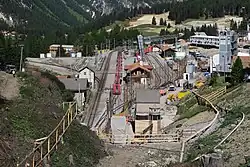 Het station van Preda met de installaties voor de afvoer van het steenpuin tijdens de bouw van de nieuwe tunnel.