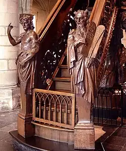 17e-eeuwse preekstoel uit eikenhout te Sint-Niklaas met hermen van Joannes de Doper en Mozes.