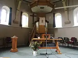 Interieur met preekstoel in 2013