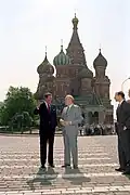 Ronald Reagan en Michail Gorbatsjov treffen elkaar op het Rode Plein in 1988