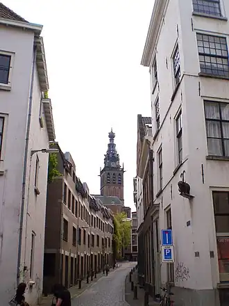 De straat in 2009, met op de achtergrond de Stevenskerk
