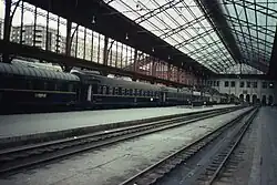 Een nachttrein in 1981 in de perronhal uit 1882