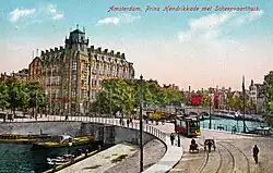 Tramlijn 13 in de beginjaren op de Prins Hendrikkade bij het Scheepvaarthuis, met rechts de Waalseilandsgracht, 1915