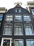 Huis met gevel onder rollagentop