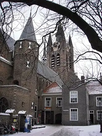 Gezicht vanuit het zuidwesten op het Prinsenhof voorheen het Agathaklooster. Op de achtergrond is de toren van de Oude Kerk goed te zien. Op de voorgrond de kloosterkapel, de latere Waalse Kerk.